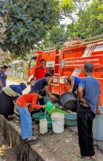Krisis Air Bersih Di BS, Damkar Dan PDAM Tirta Manna Suplai Kebutuhan Warga