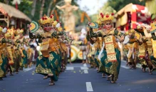 Sejumlah penari Legong mengikuti Parade Pembukaan Pesta Kesenian Bali