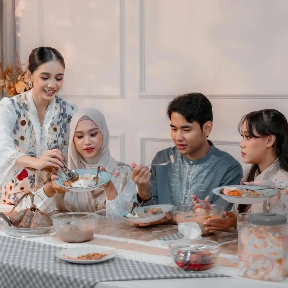 ilustrasi suasana buka puasa bersama banyak orang (Foto: Pexels)