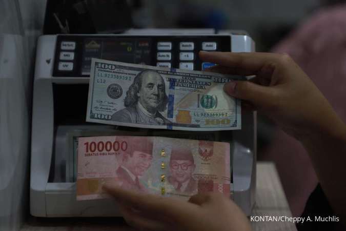 ILUSTRASI. Rupiah ditutup melemah tipis 0,006% ke Rp 17.105 per dolar AS pada 13 April 2026