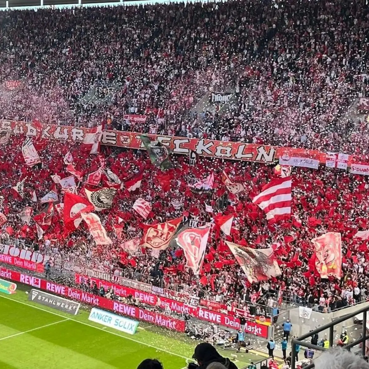 Hak Cipta: Uwe Bödeker Terlihat luar biasa: Para penggemar FC melemparkan konfeti ke udara sebelum pertandingan melawan Bayer Leverkusen.