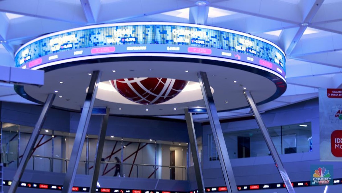 Foto: Suasana layar digital pergerakan harga saham di Bursa Efek Indonesia, Jakarta, Rabu (28/1/2026). (CNBC Indonesia/Muhammad Sabki)