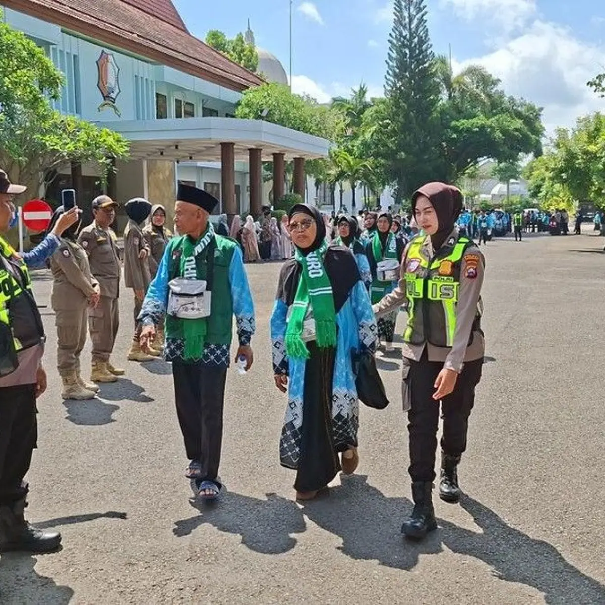 Sentuhan Humanis Polwan Bojonegoro Saat Dampingi Ribuan Jemaah Haji Menuju Tanah Suci