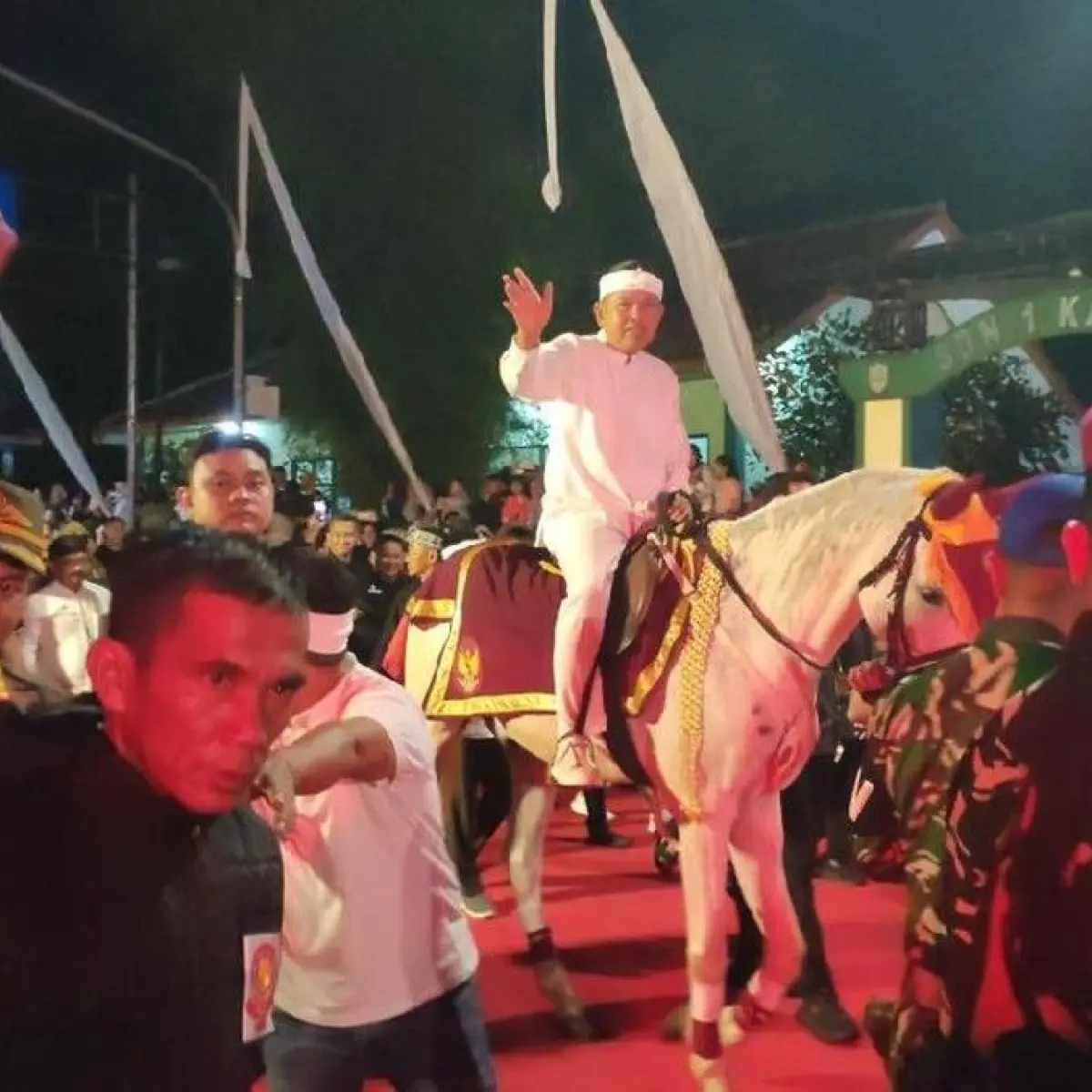 Pesona Kirab Mahkota Binokasih di Kawali: Simbol Kejayaan Galuh yang Menembus Guyuran Hujan