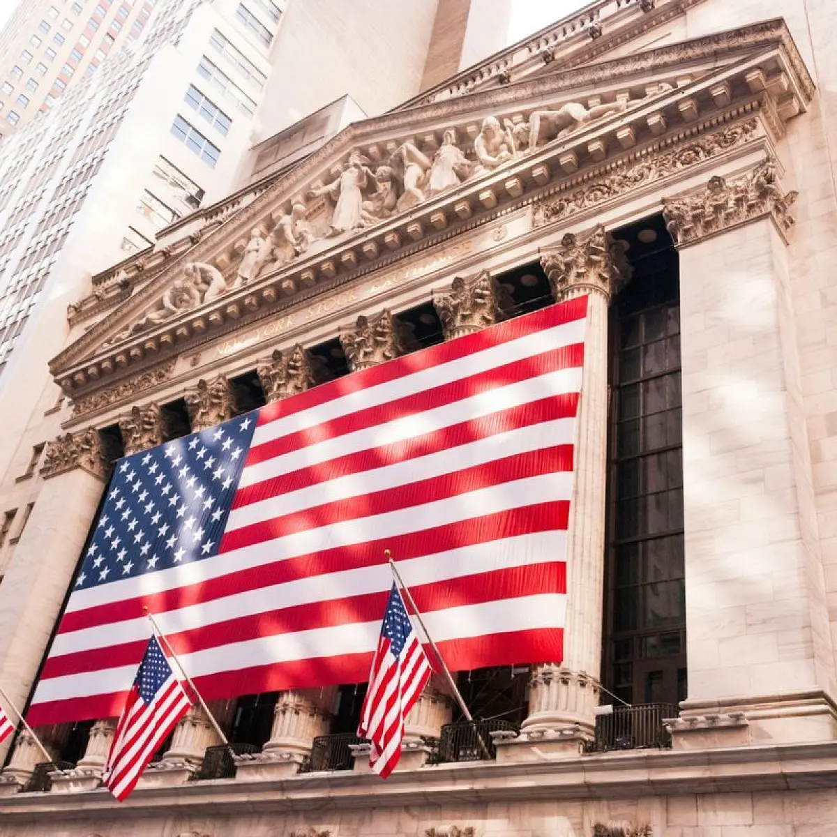 Strategi Menghadapi Rekor Tertinggi Wall Street: S&P 500 dan Nasdaq Kembali Cetak Sejarah