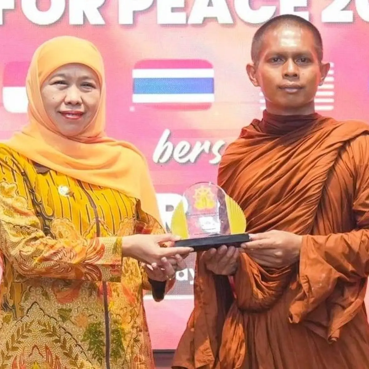 Khofifah Sambut Puluhan Bhikkhu Lintas Negara di Surabaya dalam Misi Perdamaian 666 Kilometer
