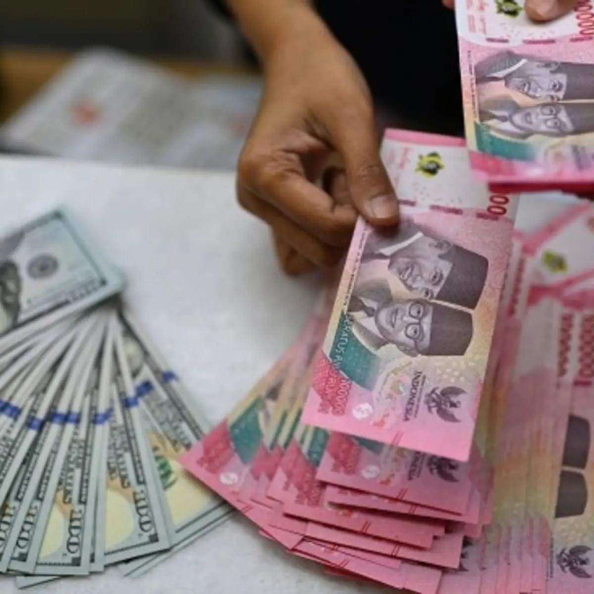 Ilustrasi Rupiah keok di hadapan dolar. [Antara]