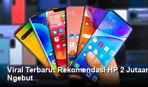 Tumpukan beberapa ponsel pintar modern dengan fokus pada tampilan spesifikasi RAM yang besar.