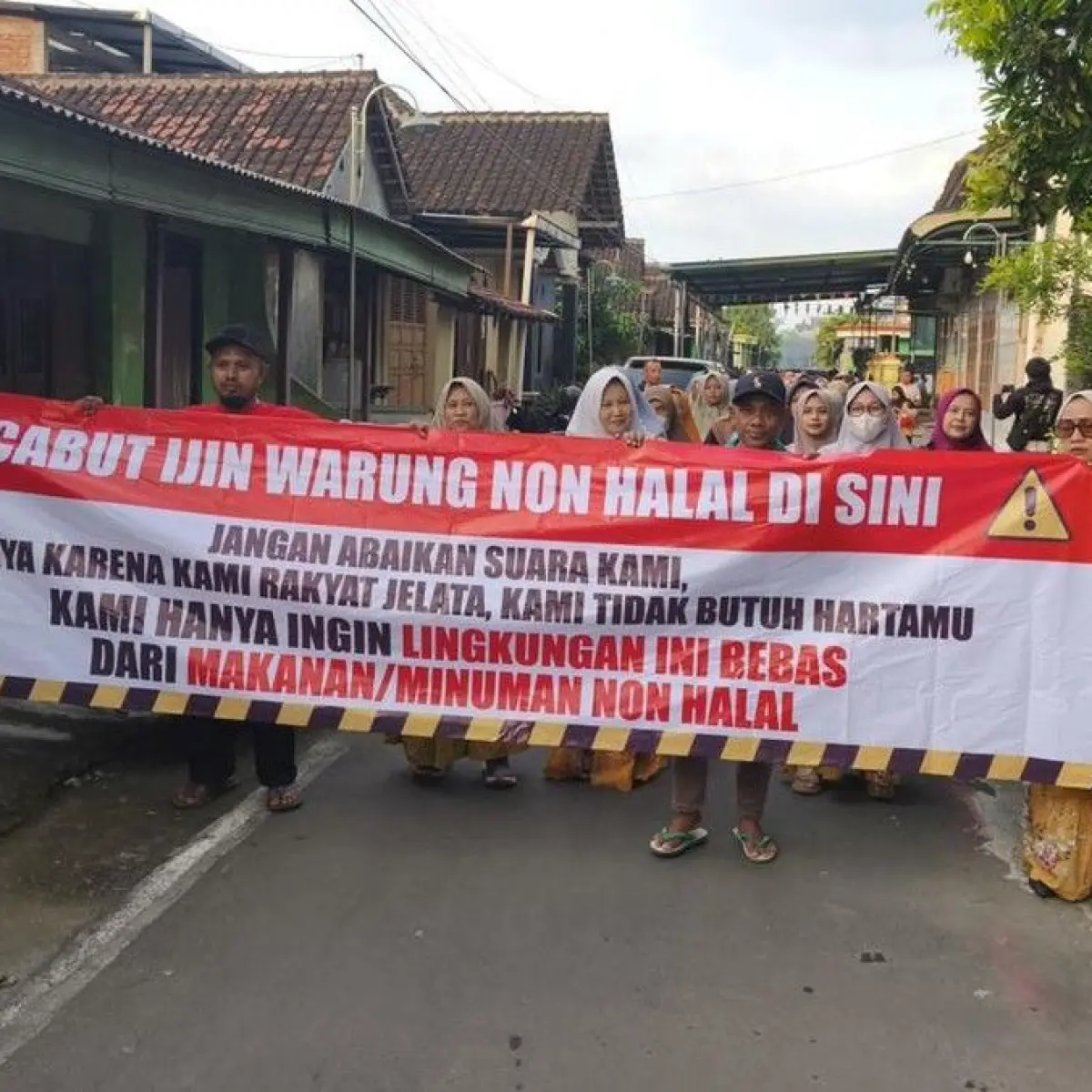 Aksi Warga Parangjoro Sukoharjo Menentang Warung Mie dan Babi