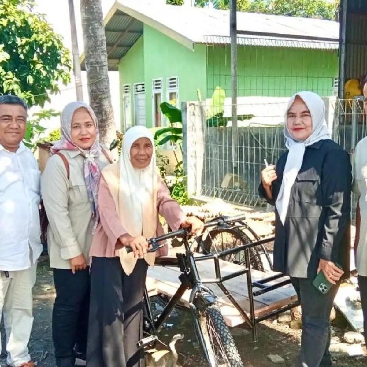 Kisah Haru Ema di Padang: Terima Hadiah Umrah dan Becak Baru dari Andre Rosiade