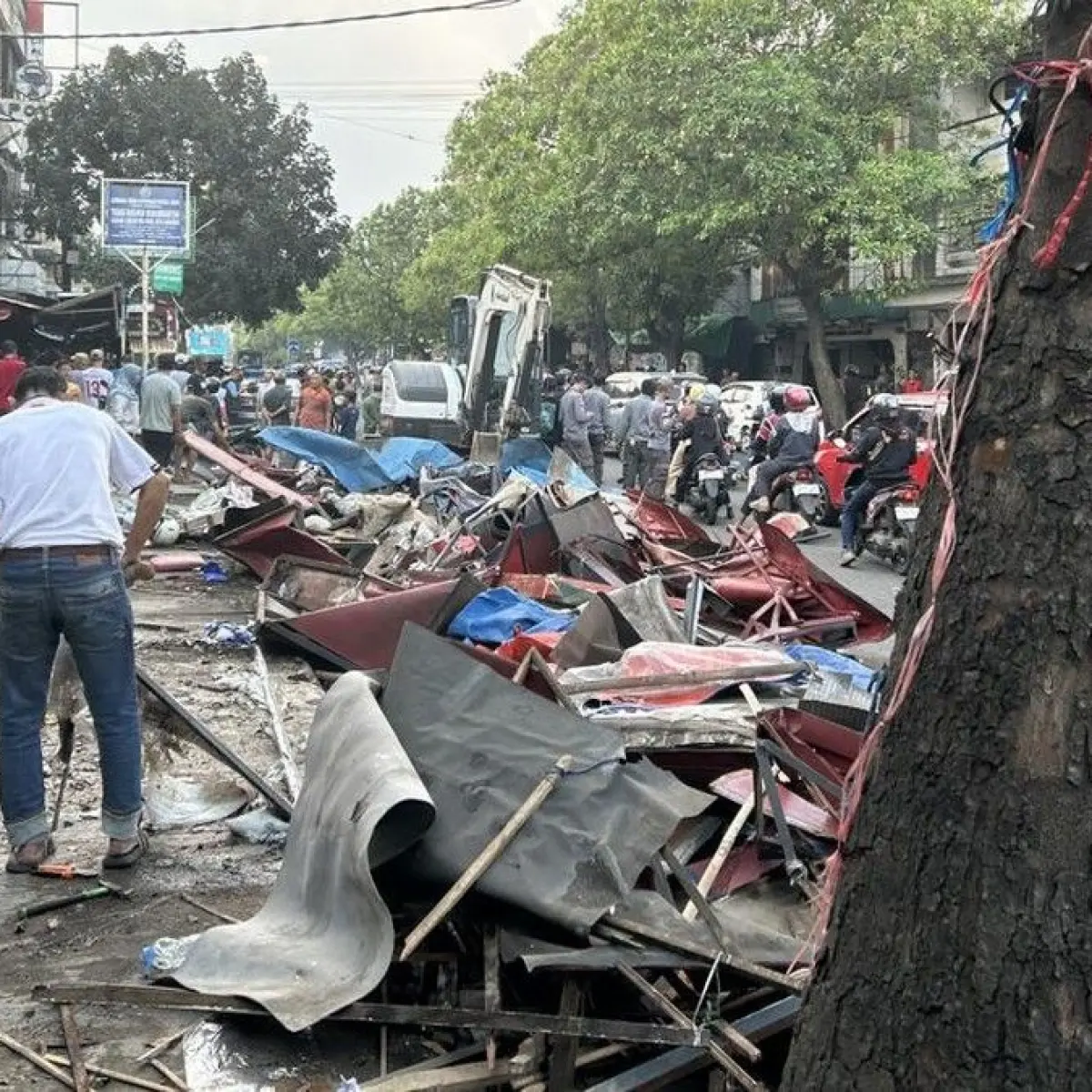 Pembangunan Infrastruktur BRT: Penertiban Lapak PKL di Cicadas Hadapi Penolakan Warga
