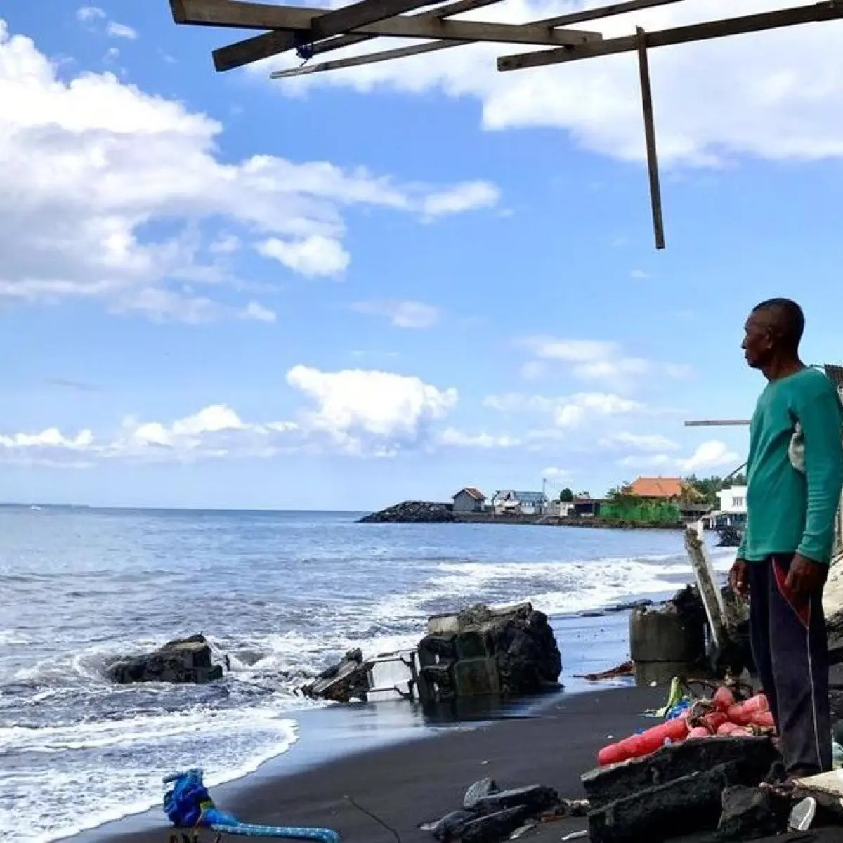 Analisis Dampak Abrasi Pantai Monggalan Klungkung Akibat Gelombang Tinggi Mei 2026