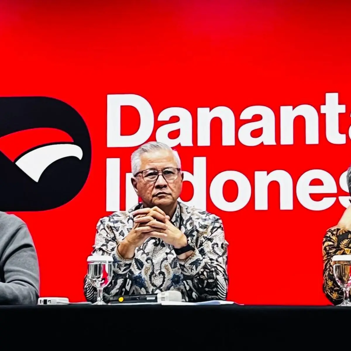 Managing Director, Stakeholders Management & Communications Badan Pengelola Investasi (BPI) Danantara Rohan Nafas (tengah) dalam konferensi pers terkait tugas PT Danantara Sumber Daya Indonesia (DSI) di kantornya, Jakarta, Rabu (20/5/2026).(KOMPAS.com/Sya