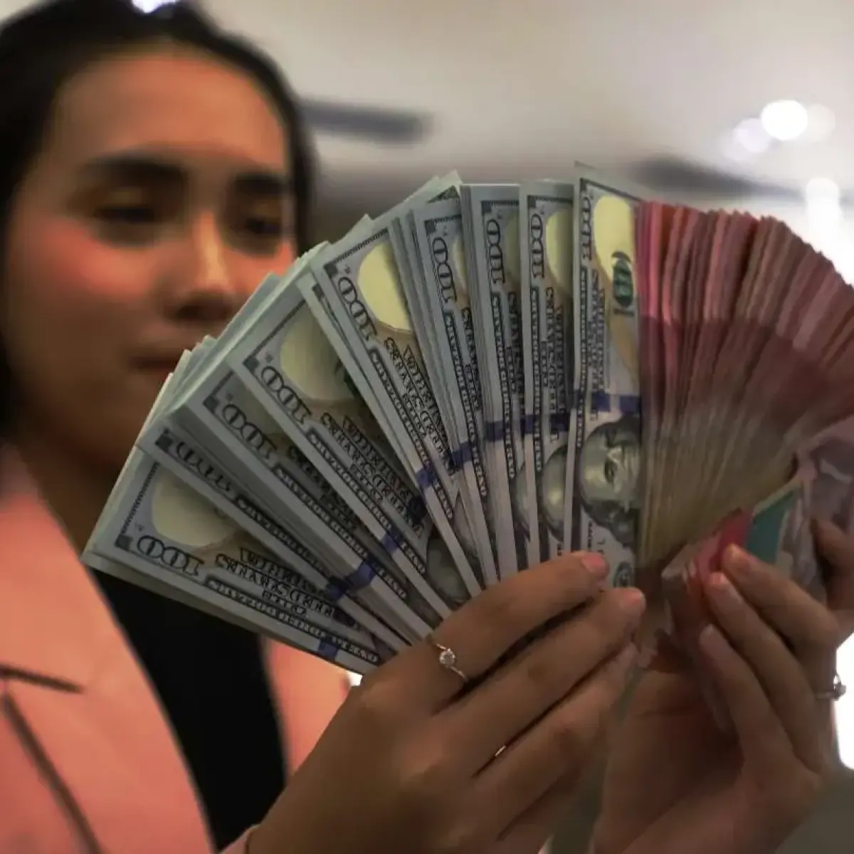 Ilustrasi: BI Rate Melambung, Rupiah Kembali ke Zona Rp17.654 di Tengah Ketidakpastian Global