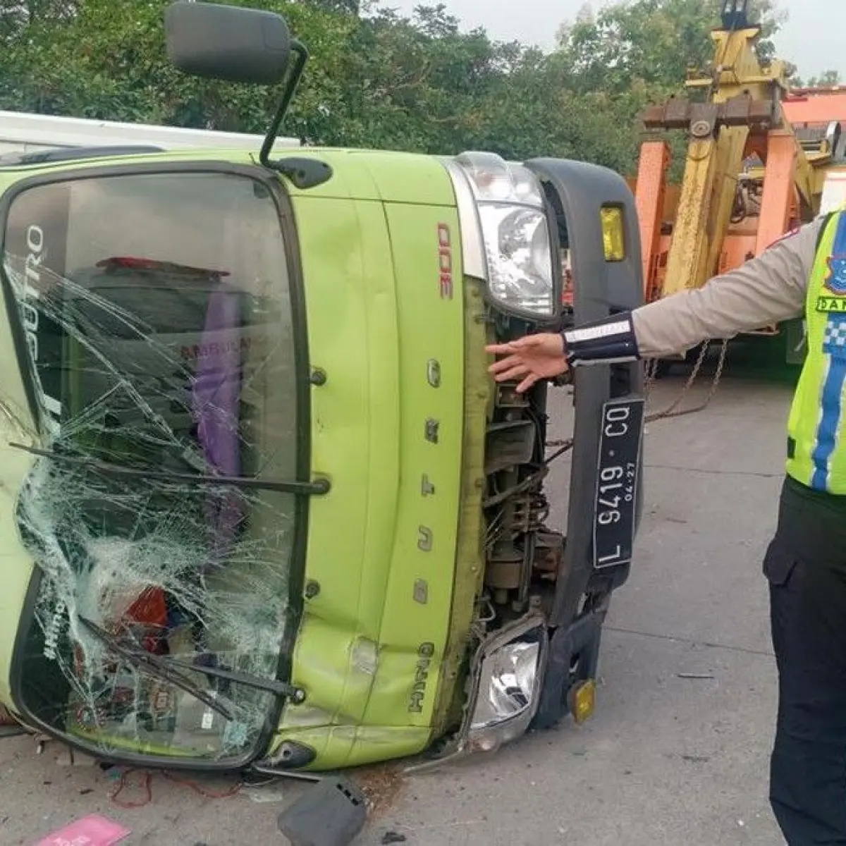 Truk alami kecelakaan usai ditabrak bus di Tol Jombang (Foto: Istimewa)