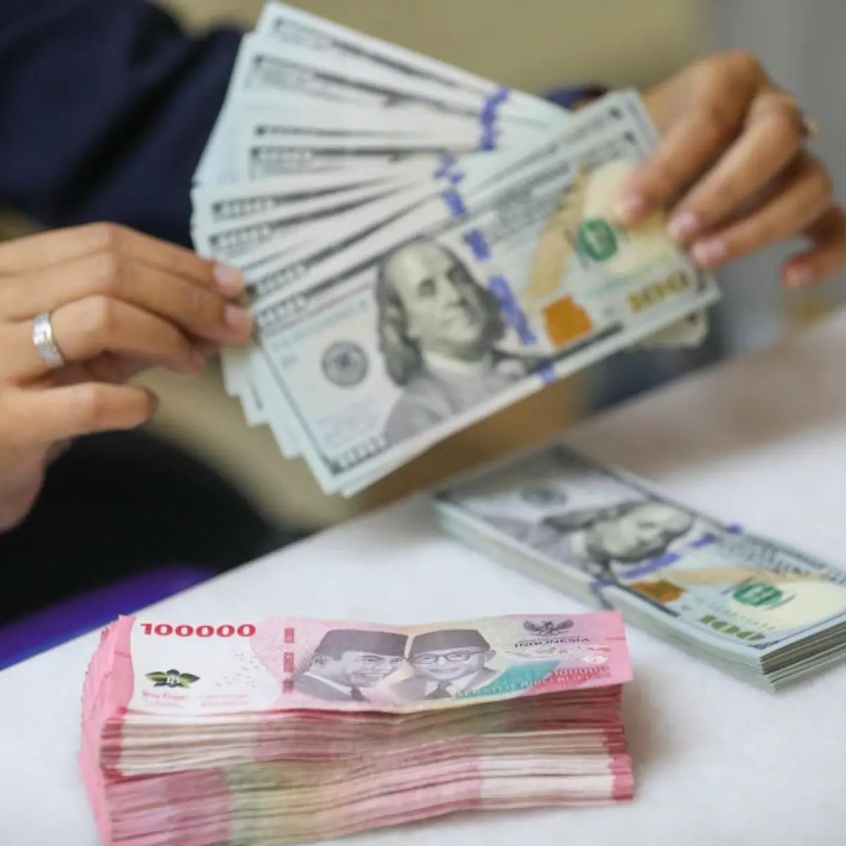 Perkembangan Nilai Tukar Rupiah: Tertekan hingga Rp17.717 per Dolar AS akibat Sentimen Global dan Domestik