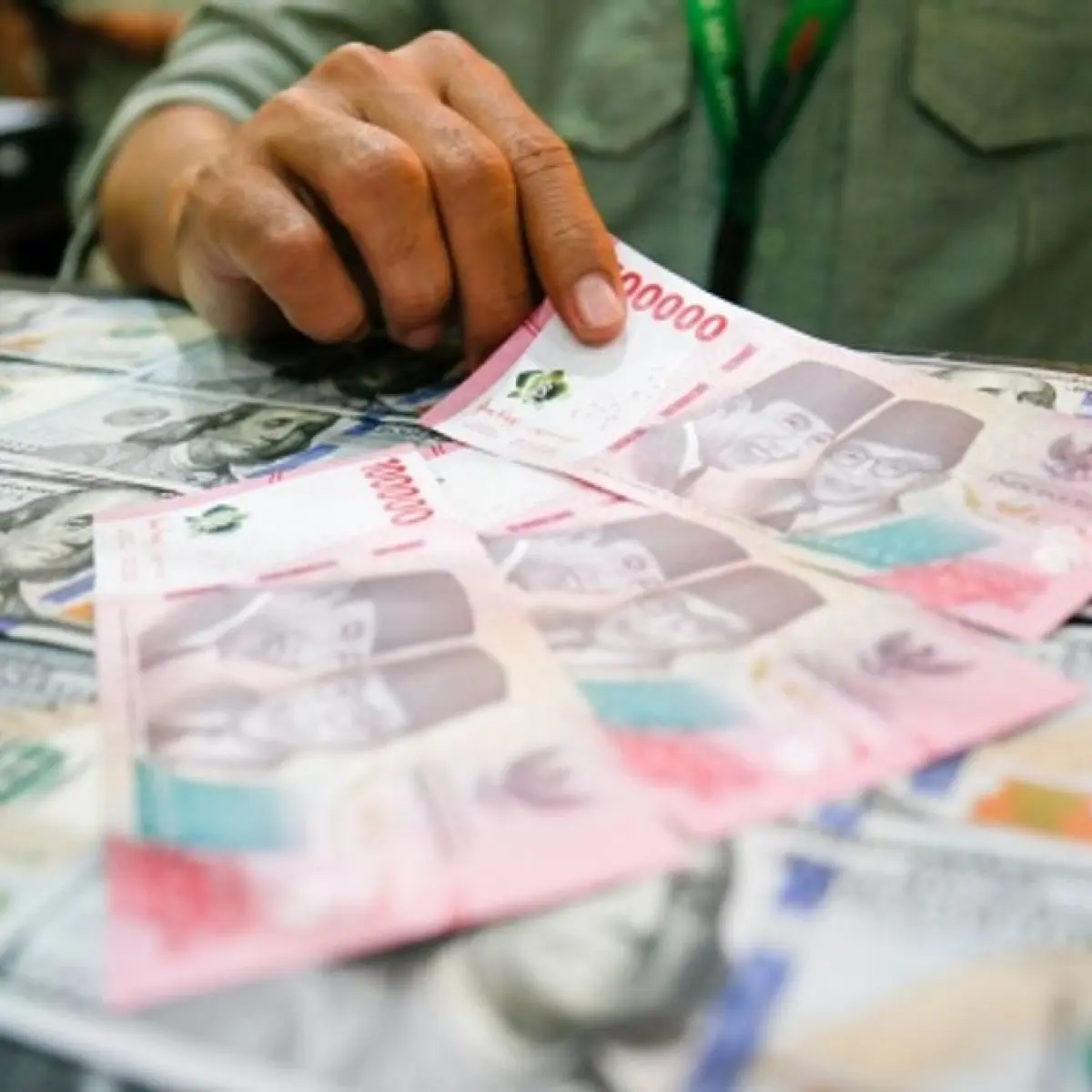 Analisis Pergerakan Rupiah: Tekanan Pasar Global Seret Mata Uang Garuda ke Rp17.768 per Dolar AS