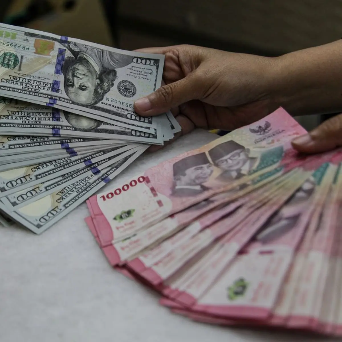 Dampak Depresiasi Rupiah: Sektor Industri Berbasis Bahan Baku Lokal Berpotensi Raih Untung
