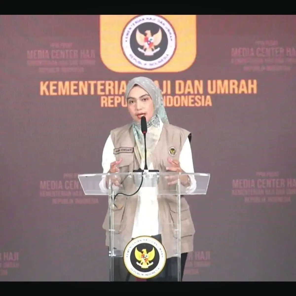 Juru Bicara Kementerian Haji dan Umrah Maria Assegaf memberikan keterangan terkait pelaksanaan lontar jumrah pada hari tasyrik di Mina, Arab Saudi, Kamis (28/5/2026).(Youtube Kementerian Haji dan Umrah)