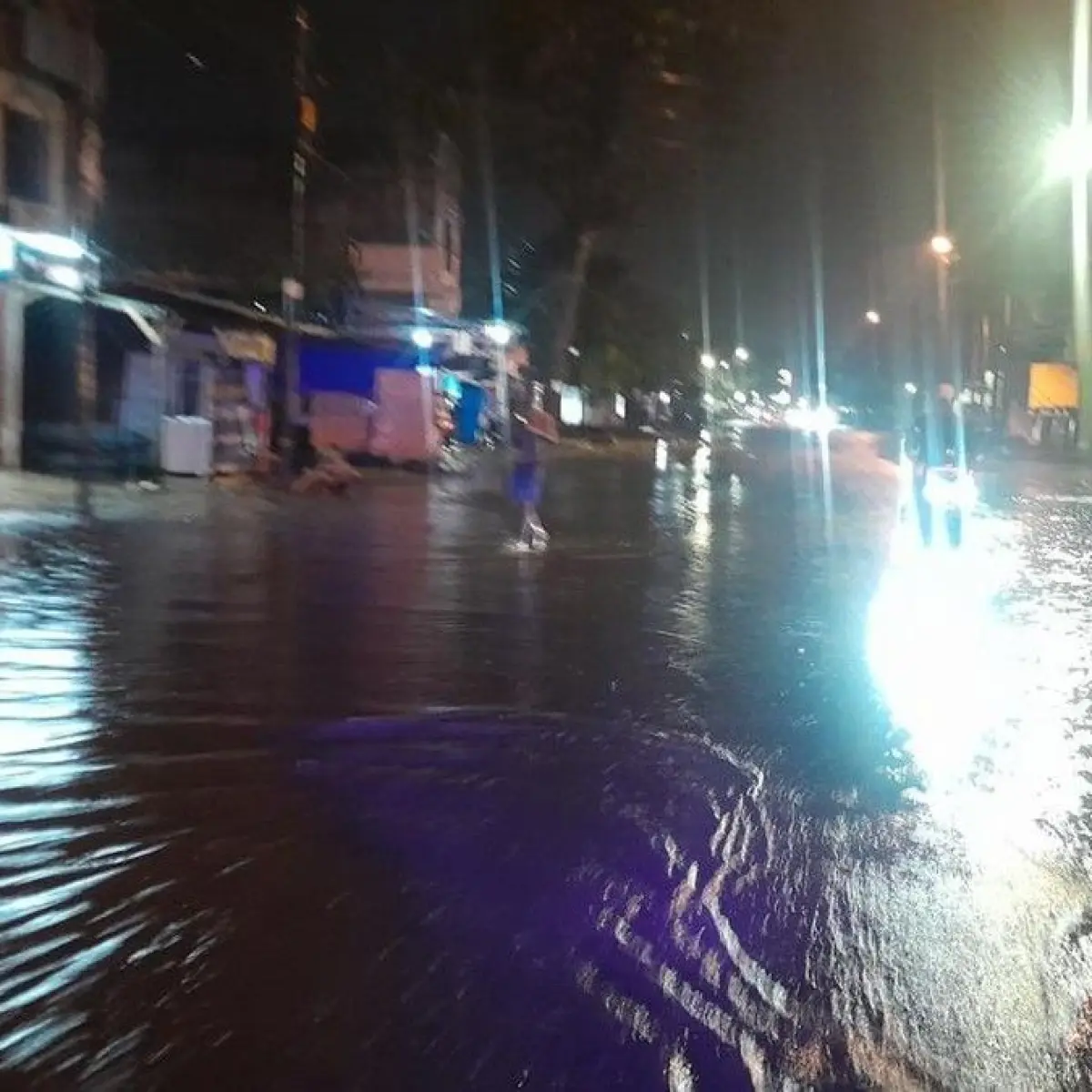 Perjuangan Pengendara Terobos Banjir Setinggi Betis di Jalan Bhayangkara Medan Tembung