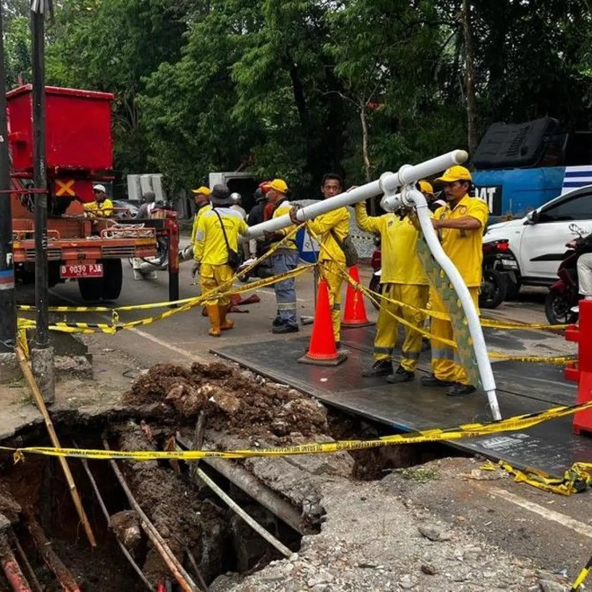 Langkah Antisipasi Bina Marga Jagakarsa Amankan Tiang PJU di Area Amblas Lenteng Agung