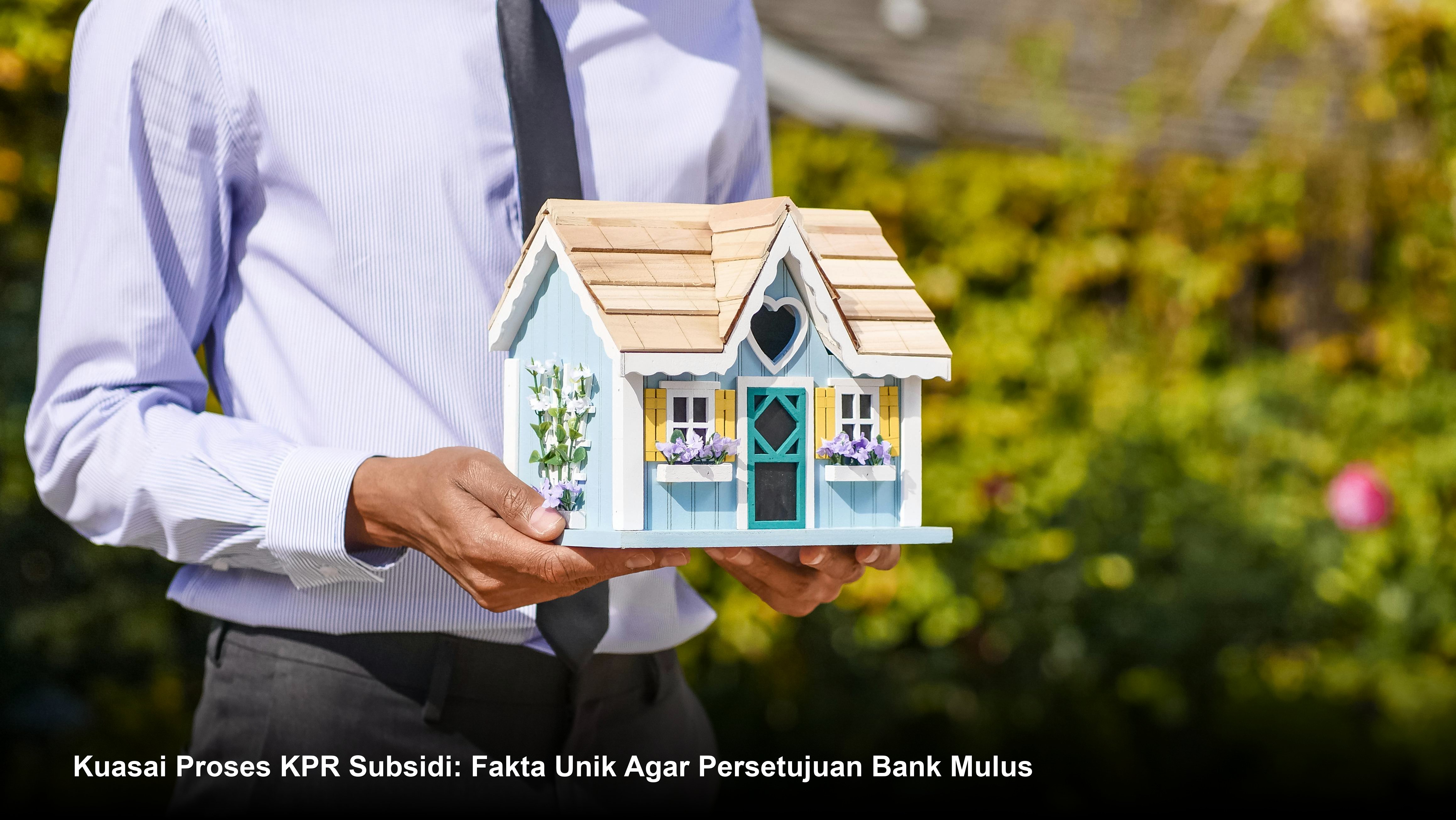 Seorang pasangan muda tersenyum bahagia saat menandatangani dokumen akad kredit KPR di hadapan petugas bank yang profesional.