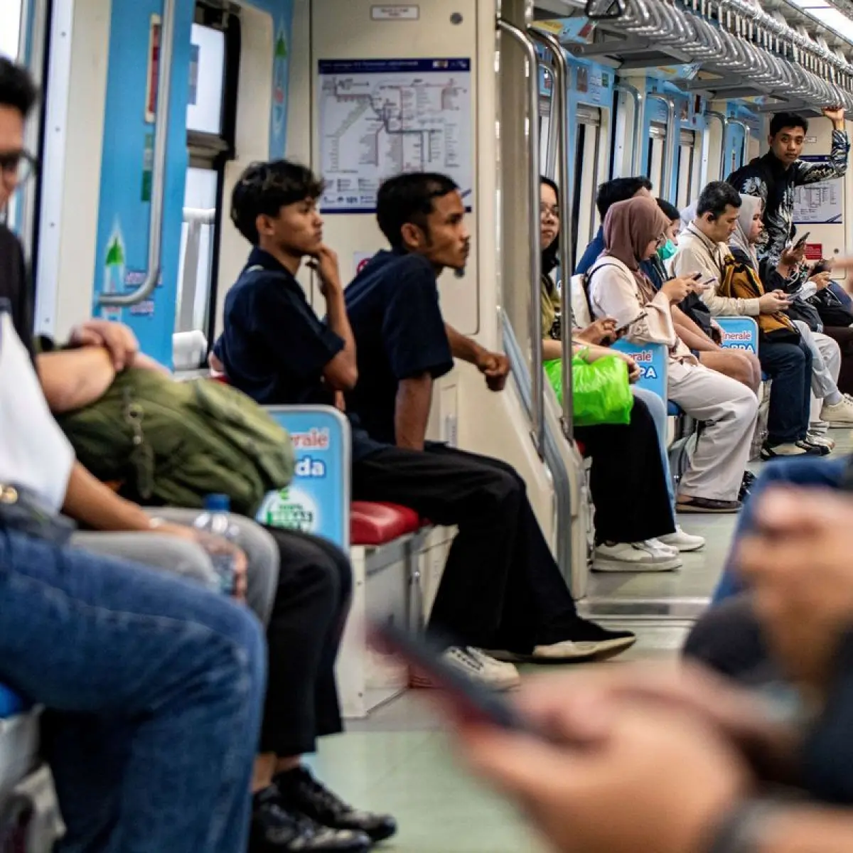 Penumpang duduk di dalam gerbong kereta LRT saat melintas di kawasan Pancoran, Jakarta, Kamis (7/5/2026). PT Kereta Api Indonesia (Persero) mencatat jumlah pengguna LRT Jabodebek pada April 2026 mencapai 2.912.092 orang atau naik sebesar 40 persen dibandi