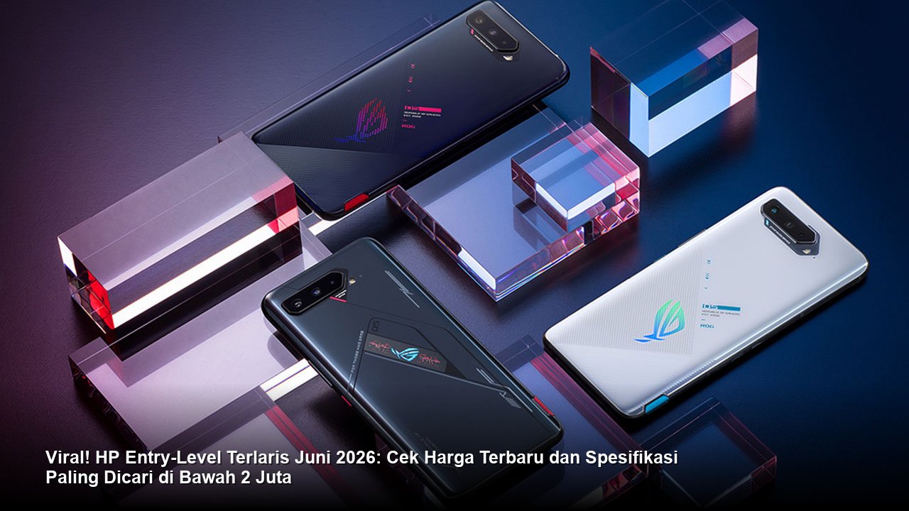 Tampilan depan dan belakang smartphone modern dengan modul kamera yang menonjol pada latar belakang studio foto minimalis.