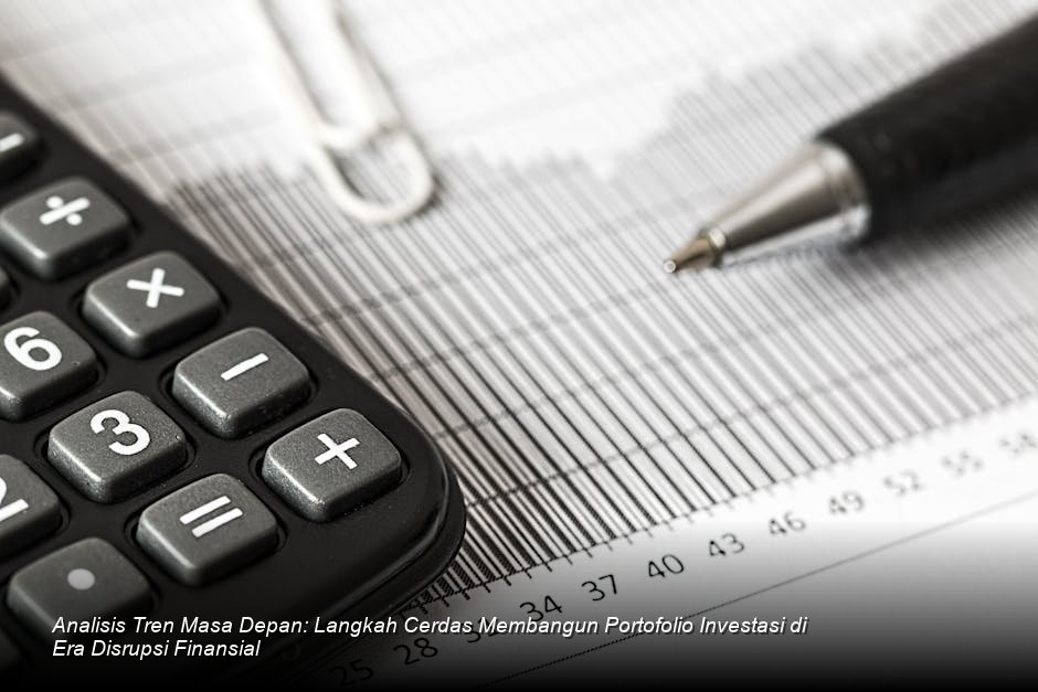 Visualisasi grafik pertumbuhan portofolio investasi yang stabil dengan latar belakang gedung pencakar langit modern dan logo mata uang digital.