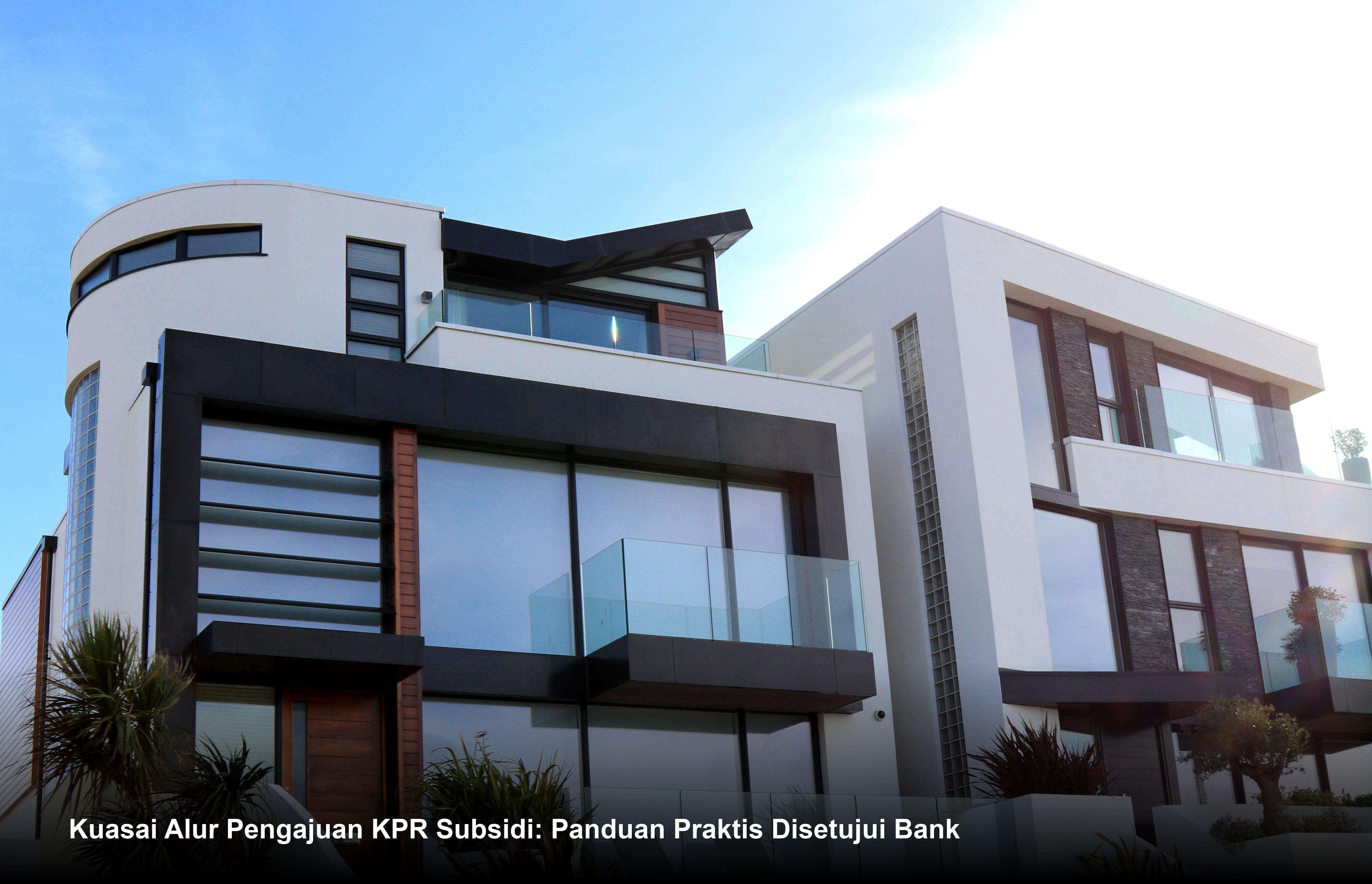 Pasangan muda tersenyum bahagia saat menandatangani dokumen akad kredit KPR di hadapan petugas bank dan notaris.