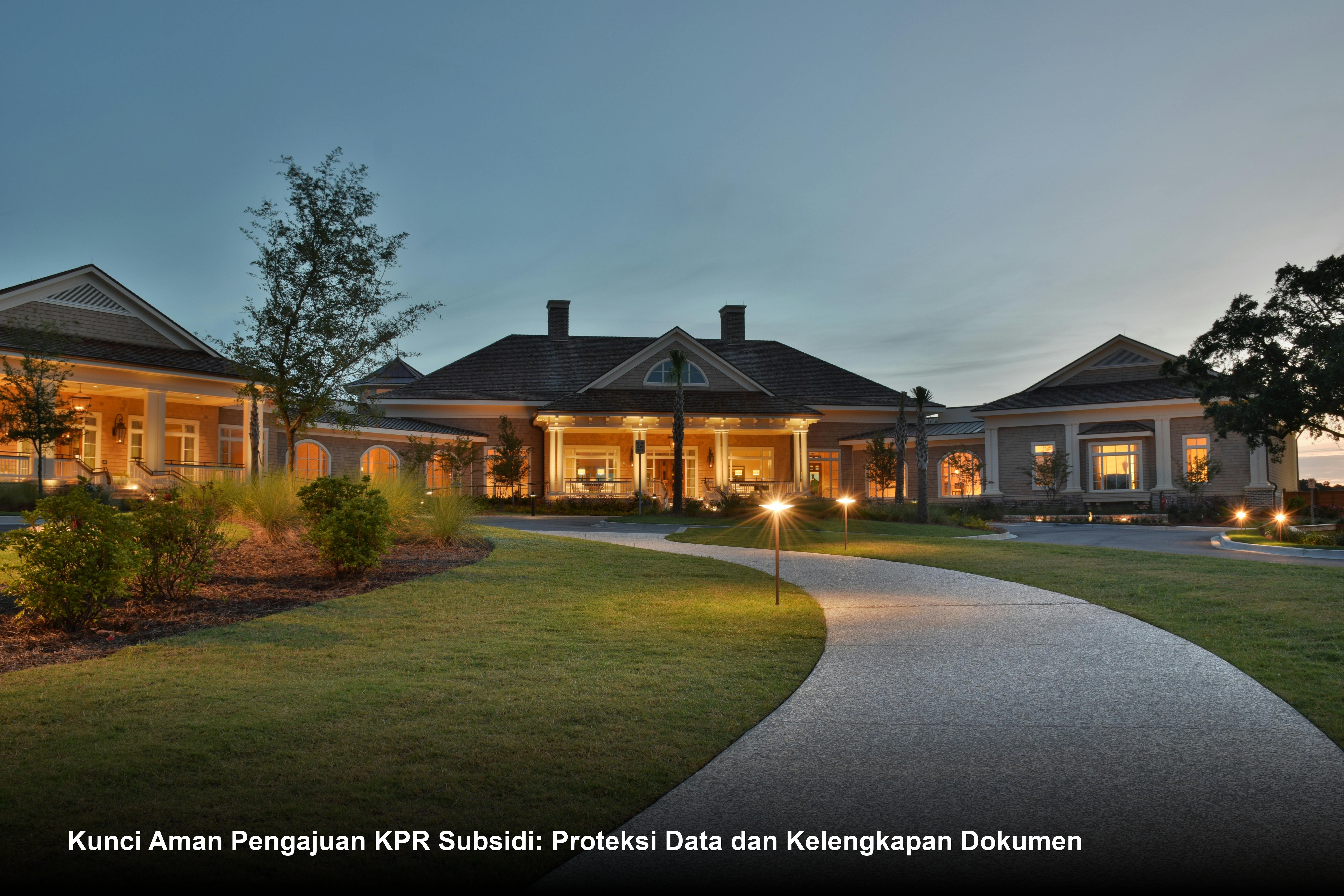 Seorang profesional bank berbaju formal tersenyum sambil menyerahkan dokumen akad kredit kepada pasangan muda di depan maket rumah minimalis modern.