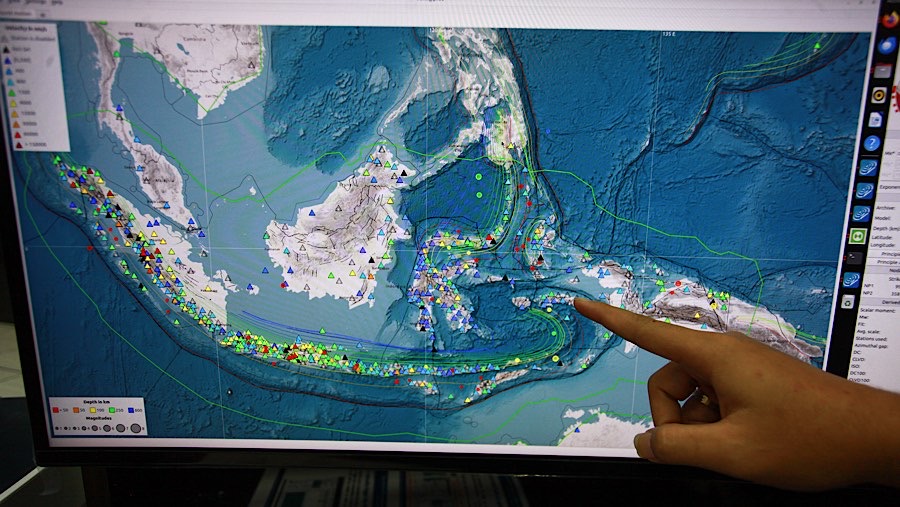Ilustrasi gempa dan ancaman tsunami. (Bloomberg Technoz/Andrean Kristianto)