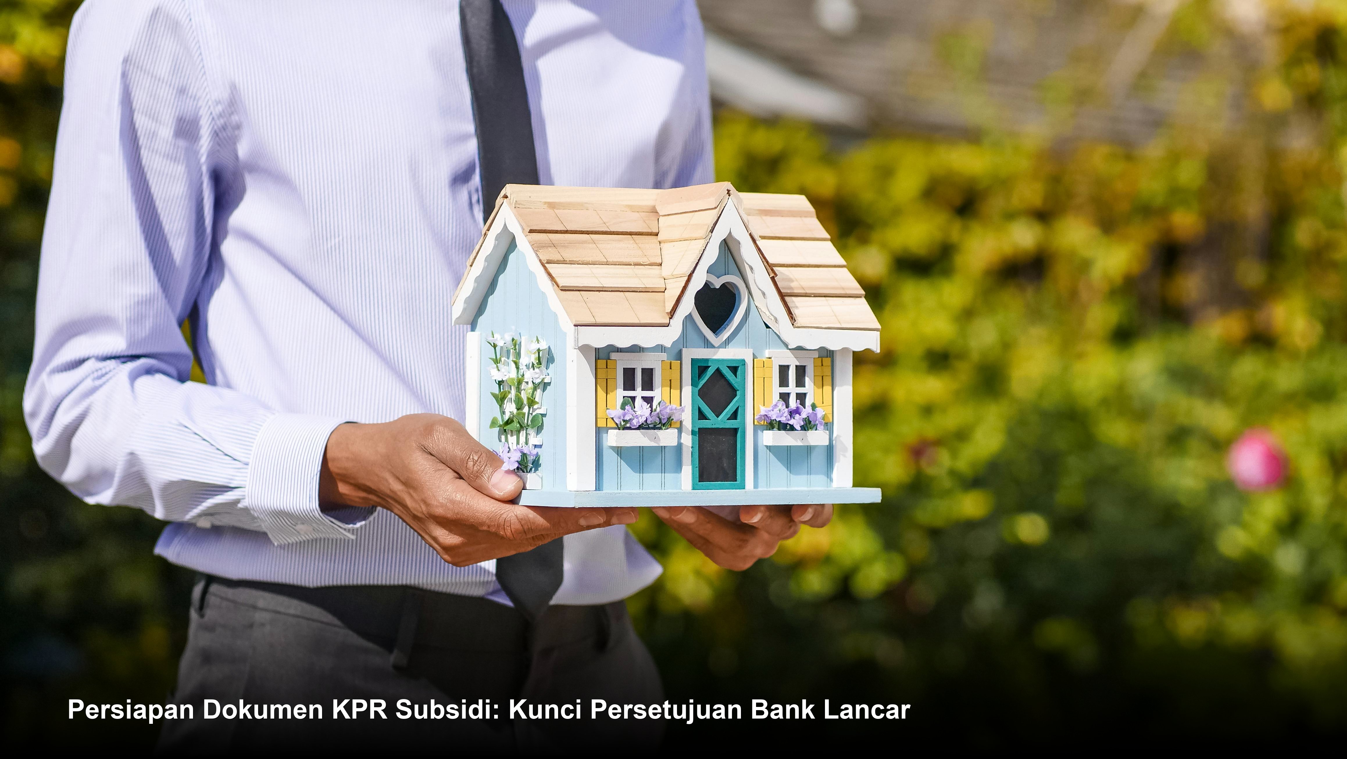 Seorang pasangan muda tersenyum bahagia saat menandatangani dokumen akad kredit KPR Subsidi di hadapan petugas bank dan pengembang properti.