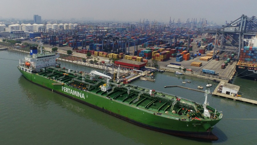 Sebuah kapal tanker minyak sedang berlabuh di fasilitas PT.Pertamina di Pelabuhan Tanjung Priok./Bloomberg-Dimas Ardian