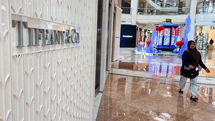 Pengunjung melintas di dekat toko perhiasan Tiffany & Co yang tutup di Plaza Senayan, Jakarta, Jumat (13/2/2026). (Bloomberg Technoz/Andrean K)