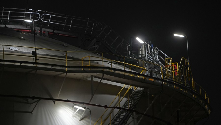 Tangki penyimpanan bahan bakar di fasilitas PT Pertamina di Pelabuhan Tanjung Priok di Jakarta./Bloomberg-Dimas Ardian